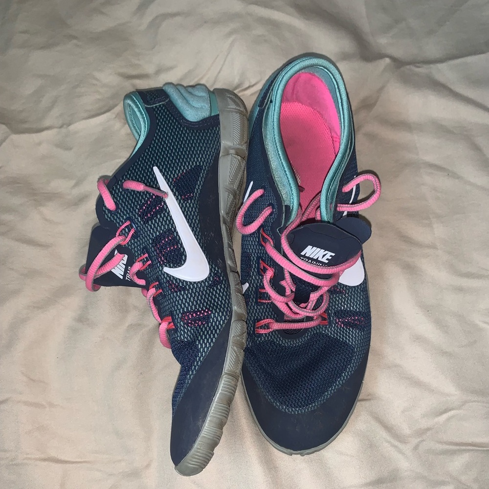 Navy Nike training tennis shoes